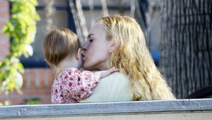 Rumer Willis s dcérou na prsníku zavalená kritikou: Mohli jej TOTO matky napísať?