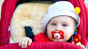 Na bábätko v kočíku spadol sneh zo strechy. Skončilo v nemocnici