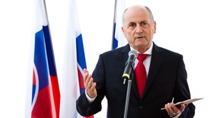 Bezákovu knihu si prečítam, reaguje na útok Čarnogurský