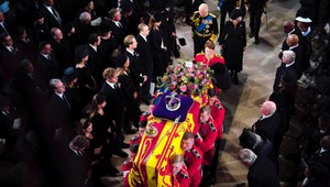 Unikol prvý záber náhrobku kráľovnej! Až nečakaná jednoduchosť..?