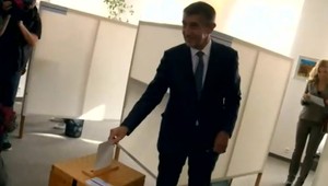 V Česku sa o pár hodín uzatvoria volebné miestnosti. Česi volia už druhý deň
