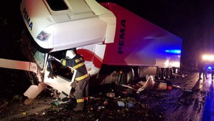 Čelná zrážka kamióna s dodávkou. Cesta zostala uzavretá