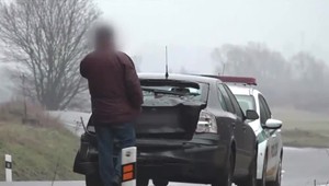 Muž odstavil auto a šiel pomôcť k dopravnej nehode. Medzitým do vozidla narazila ďalšia vodička