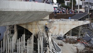 V dejisku futbalového šampionátu sa zrútil most