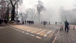 V Kazachstane pri streľbe umierajú ľudia, do krajiny smerujú ruské a bieloruské špeciálne jednotky