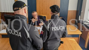FOTO: Zvolenský sudca pojednával bez respirátora. Zasahujúcich policajtov si provokačne natáčal