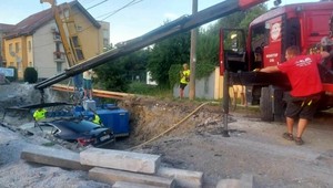 Vodič skončil s autom priamo v stavebnej jame