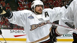 Veterán Selänne (43) potiahne v Anaheime ešte jednu sezónu