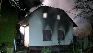 Muži zaspali pri horiacom krbe, stálo ich to strechu nad hlavou