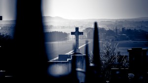 Muž zomrel na pohrebe svojej manželky