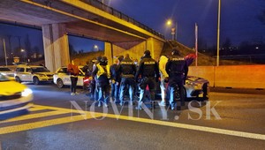 Drogová razia vo Zvolene: V aute sa nachádzali tri osoby, vozidlo prehľadával aj pes