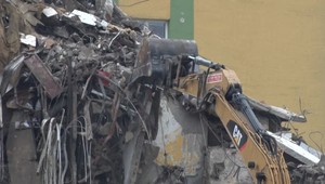 Osobné veci v ruinách paneláku v Prešove vyvezú na skládku. Tam ich budú triediť