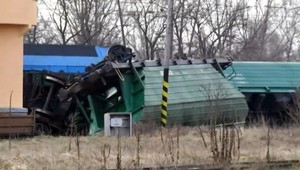 Vykoľajený vlak v Štúrove ochromil dopravu