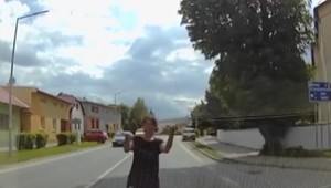 Žena vbehla pred auto. Vodičovi ukazovala, aby ju zrazil.