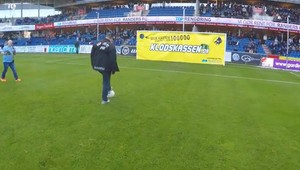 V rifliach, bunde, teniskách. Napriek tomu fanúšik vykúzlil jedenástku za 100 tisíc!