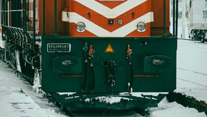 Nákladný vlak zachytil dve deti. Jedno (†10) neprežilo, druhé (9) bojuje o život