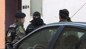 Razia kukláčov v dome policajta. Kšeftoval s alkoholom aj cigaretami!