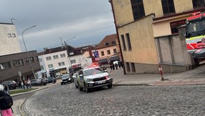 Polícia evakuovala 450 ľudí zo školy v Uhorskom Brode pre riziko výbuchu látky