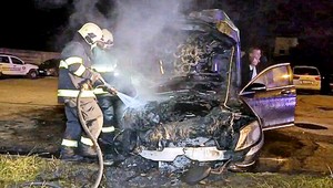Komárňanskému policajtovi sa vyhrážajú. Počas stužkovej mu zhorelo auto