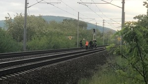 Tragická nehoda. Vlak zrazil iba 5-ročné dieťa, ktoré s matkou kráčalo po koľajisku
