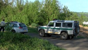 Chlapec (8) udieral palicou po predmete, ktorý našiel v lese. Neskôr zistili, že to bol funkčný granát