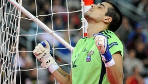 Nočná mora všetkých strelcov! Ruky sú nad hlavou, no brankár chytá istý gól...