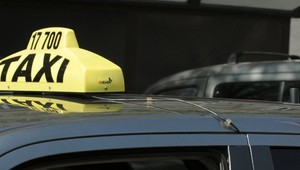 Polícia obvinila 20-ročného muža z Malaciek, ktorý namiesto platenia porezal taxikára