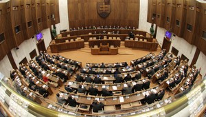 KOMPLETNÝ ZOZNAM: Týchto 150 mien obsadí parlament
