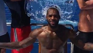 Aj LeBron James sa oblial ľadovou vodou. Vyzval Obamu!
