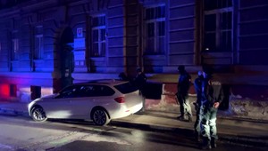 Žena so zadržaným vodičákom utekala pred policajtmi. Pred hliadkou vyhodila pravdepodobne drogy