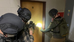 Polícia zasahovala na univerzite v Plzni, dostala hlásenie o streľbe