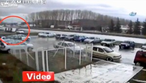 AUTENTICKÉ VIDEO. Vodič auta sa snažil zaparkovať, takto to dopadlo