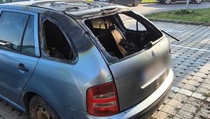 Cez okno hodil do auta zápalné fľaše. Podpaľač vyčíňal na viacerých miestach
