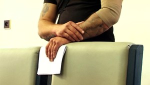 V Košiciach zadržali podozrivého muža, mal vytetované hákové kríže