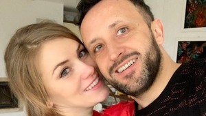 Ondrej Kandráč sa ukázal vonku s tehotnou manželkou! Rúška dole a TOTO odkazujú!