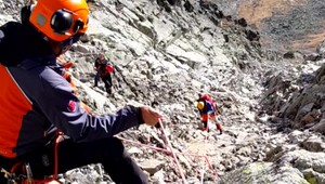 Záchranná akcia vo Vysokých Tatrách. Uvoľnená skala dostala horolezcov do problému