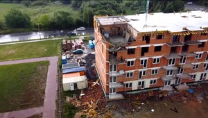 VIDEO: V Humennom sa zrútilo podlažie rozostavanej bytovky, okolie zahalil prach