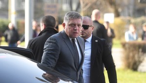 Robert Fico reaguje ne premiéra Fialu: Vaše rozhodnutie neovplyvní našu suverénnu zahraničnú politiku