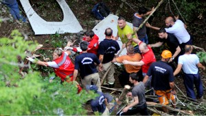 Autobus s cestujúcimi skončil v rokline. 18 mŕtvych