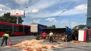 Nehoda nákladiaka na križovatke. Linky MHD odkláňajú