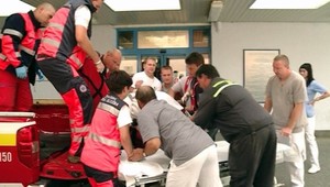 Obézna, štvrťtonová žena dala poriadne zabrať až ôsmim chlapom!