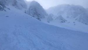 Turisti, pozor. Pre Tatry a ďalšie pohoria platia výstrahy pred lavínovým nebezpečenstvom