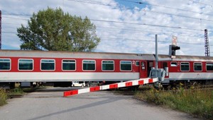 Tragédia na železničnom priecestí. Muž skončil pod prichádzajúcim vlakom