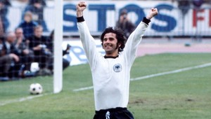 Gerd Müller sa dočká sochy. Zafinancujú ju zbierkou fanúšikovia