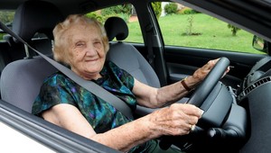Seniori za volantom - postrach, či vítaná pomoc?