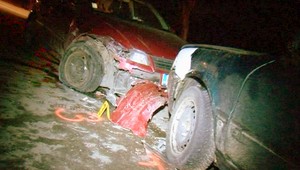 S 2,5 promile jazdil cez oba jazdné pruhy. A vpálil do auta