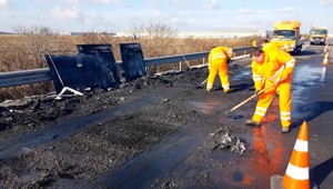 Polícia uzavrela cestu R1. Autobus zachvátili plamene