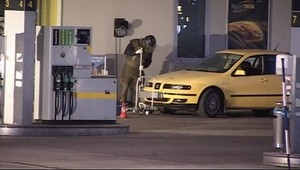 Bomba pod autom. Hrozil výbuch benzínky?