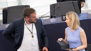 Europoslanci vyzývajú na trvalú podporu Ukrajiny a kritizujú Maďarsko