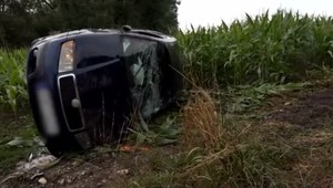 Auto s rodinou po zrážke s kamiónom skončilo v priekope, na mieste zasahoval vrtuľník